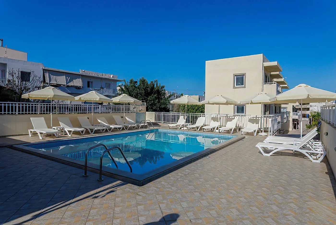 Sunny Vibes by Estia pool